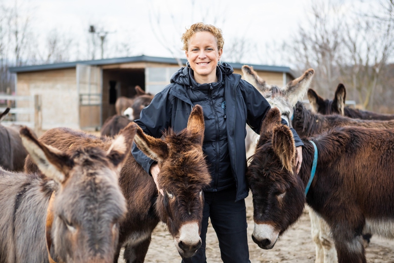 Sara Turetta con degli asini salvati in Romania