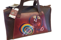 La borsa in pelle ecologica si fa con gli scarti delle mele