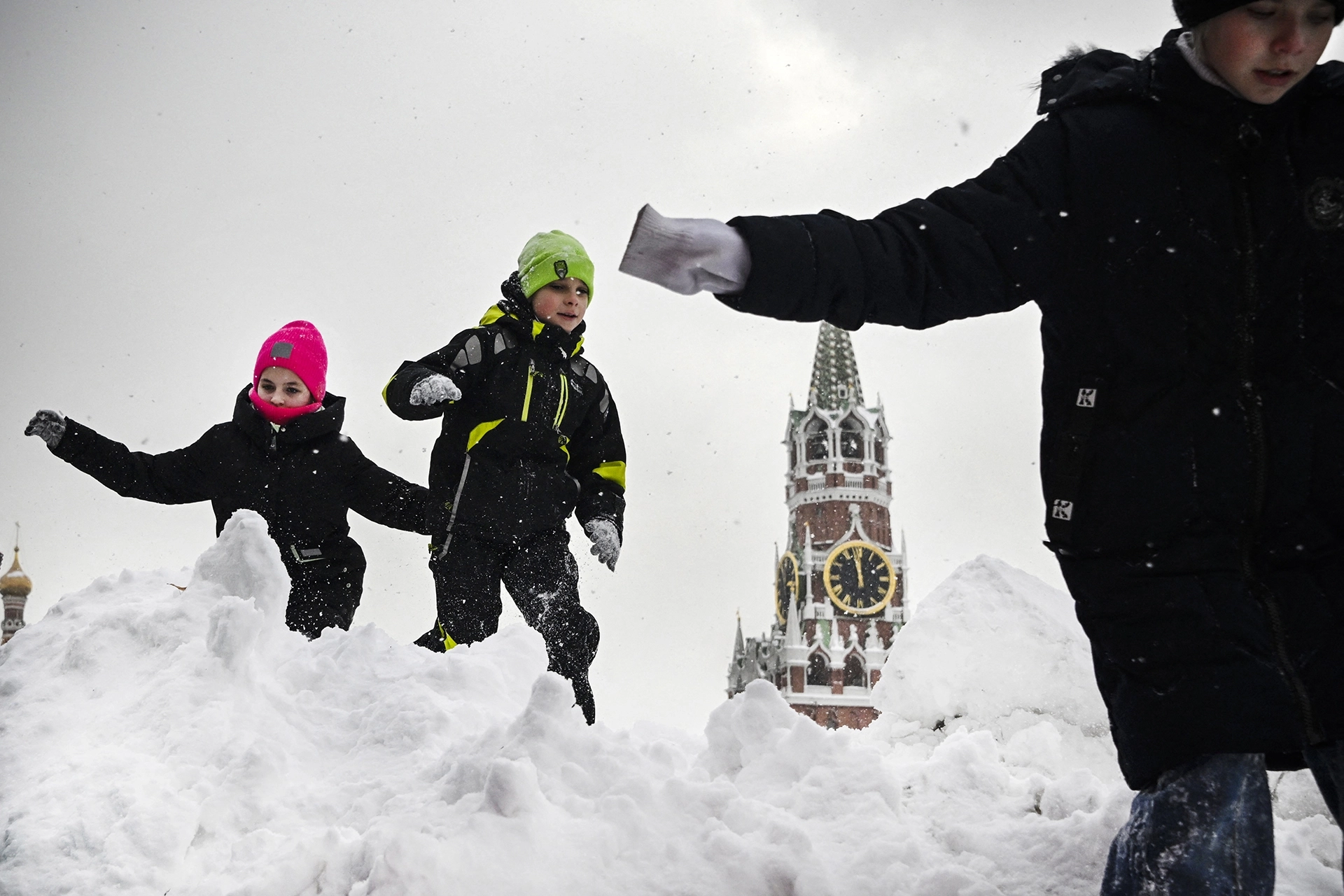 Bambini che giocano con la neve