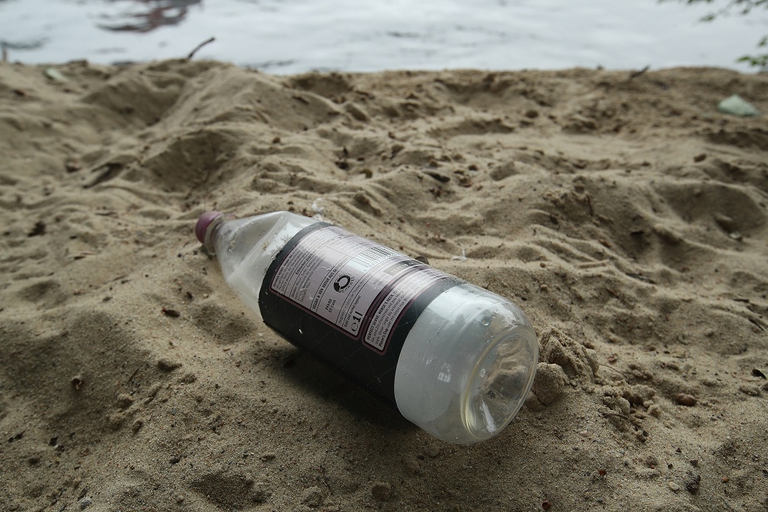 Rifiuto plastico in spiaggia LifeGate PlasticLess