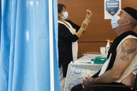 Il piano vaccini di Israele è un modello solo se non sei palestinese