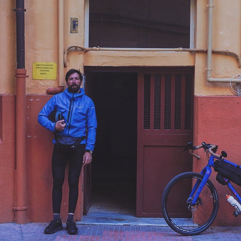 Maurizio Carucci sotto casa del padre.