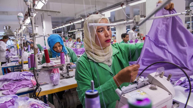 Lavoratrici dell'industria tessile a Gaffs, in Tunisia