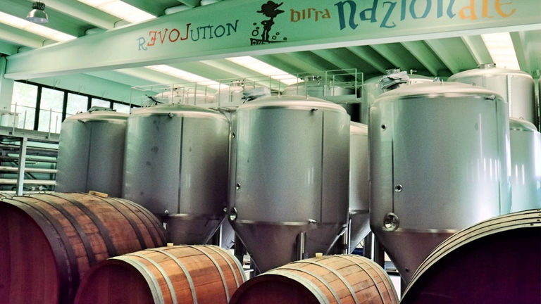 In birrificio hanno trovato posto botti da 100hl che assieme ad alcune barrique accoglieranno le birre sperimentali realizzate a Piozzo.