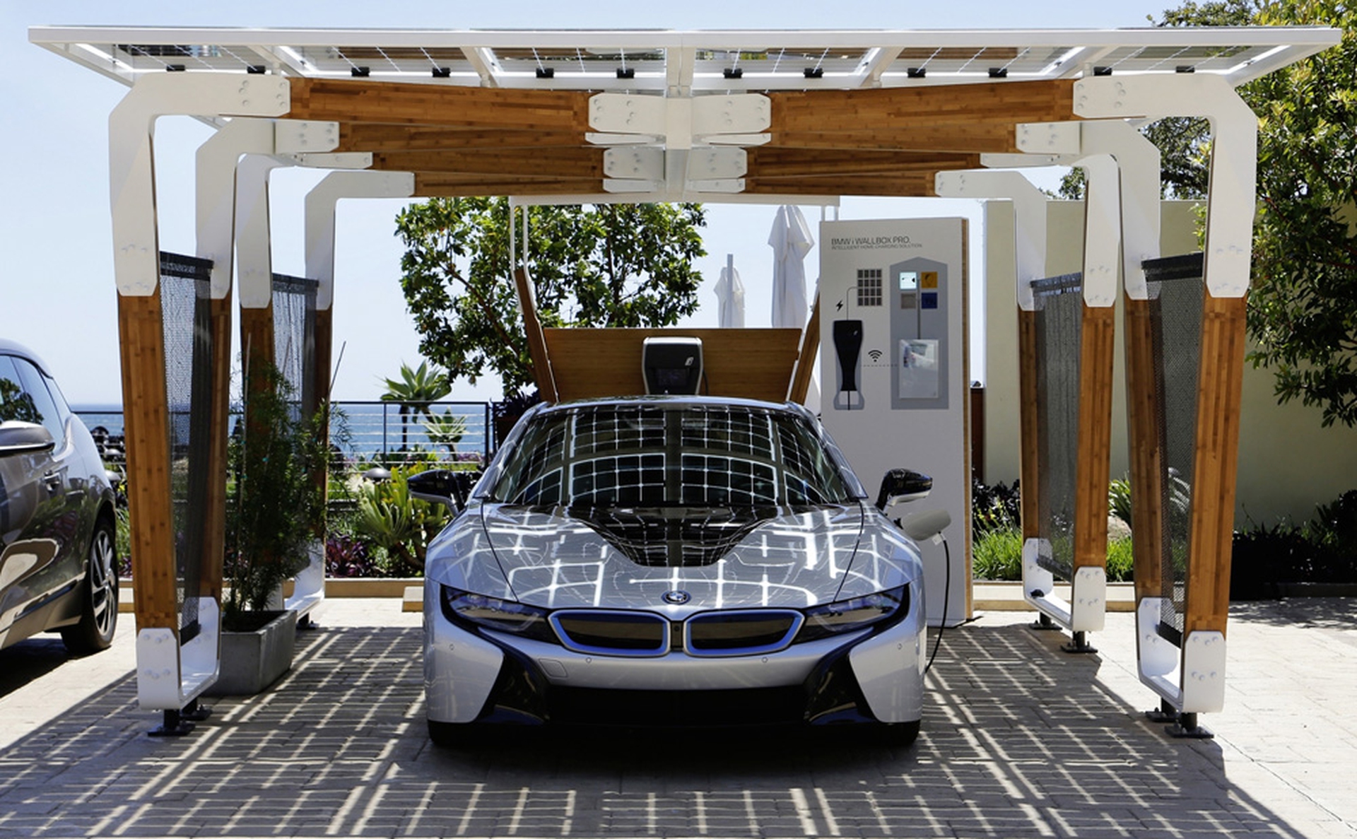 Le Bmw elettriche si potranno parcheggiare in un box solare