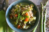 Zuppa di asparagi e farro integrale