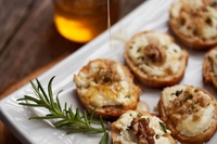 Dolce e salato. Tartine con formaggio di capra e miele