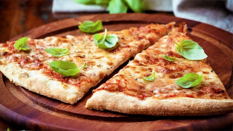 Dalla Gazzetta Ufficiale 120 del 24 maggio 2004: “Le materie prime di base caratterizzanti la ‘Pizza Napoletana’ sono farina di grano tenero tipo 00 con l'eventuale aggiunta di farina tipo 0, lievito di birra, acqua naturale potabile, pomodori pelati e/o pomodorini freschi, sale marino o sale da cucina, olio d'oliva extravergine. Agli ingredienti base devono essere aggiunti, per la ‘Pizza Napoletana Marinara’, l'aglio e l'origano; per la ‘Pizza Napoletana Margherita Extra’, mozzarella di bufala campana DOP, basilico fresco e pomodoro fresco; per la ‘Pizza Napoletana Margherita’, la mozzarella STG o fior di latte Appennino meridionale e basilico fresco”