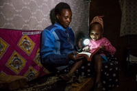 M-Kopa. Il kit a basso costo che porta energia (pulita) nelle aree più povere dell’Africa