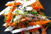 Insalata di daikon al sesamo nero