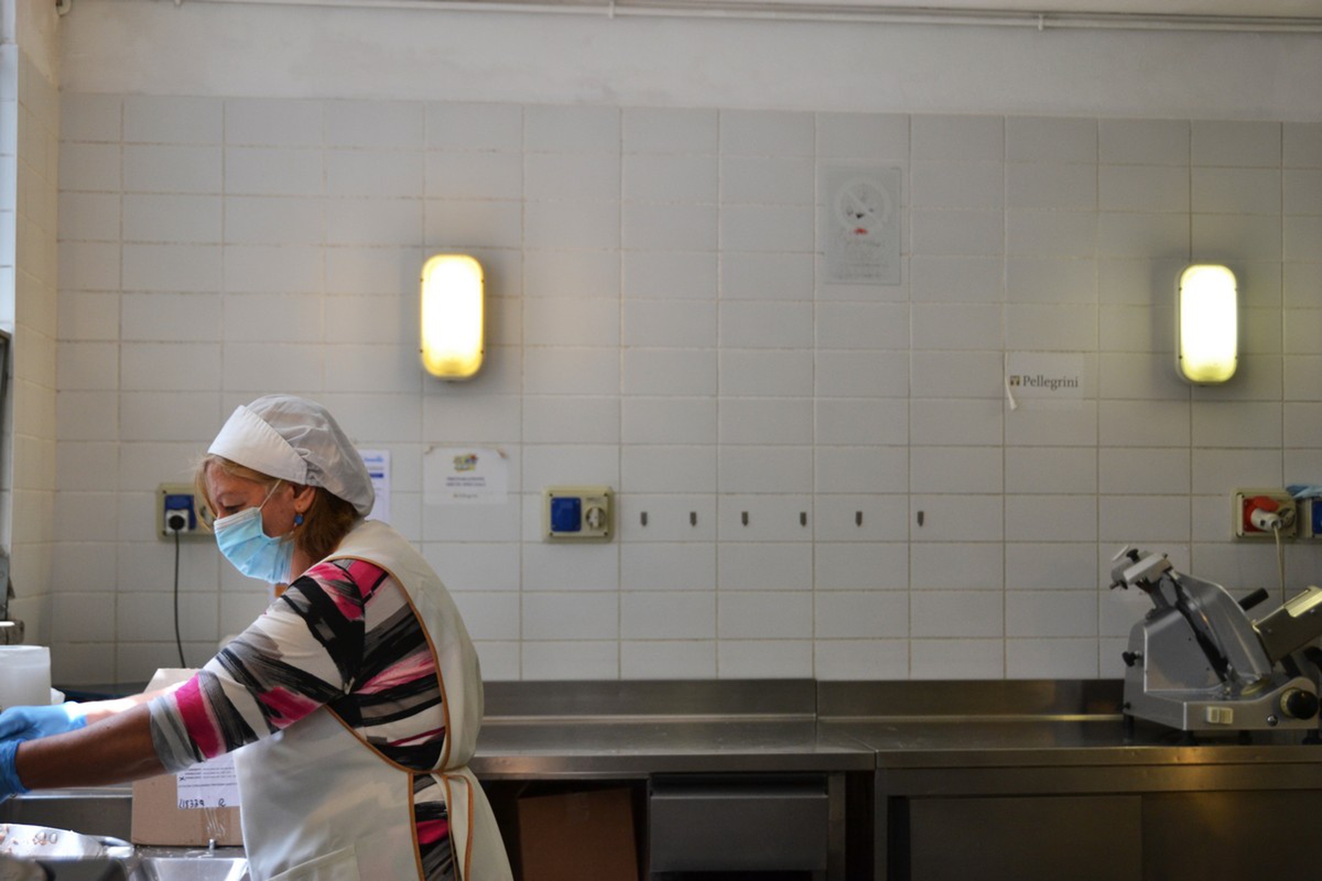 La cucina della mensa delle suore francescane di Maria a Milano