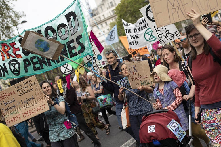 Manifestanti di XR marciano pacificamente a Londra