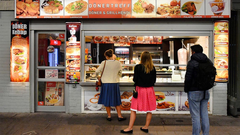 Ogni giorno gli europei mangiano 500 tonnellate di kebab; i più ghiotti sono i tedeschi, che ne consumano l'80%. L'onda lunga dell'immigrazione turca ha reso la tipica carne arrostita su un enorme spiedo e consumata a pezzettini nelle tradizionali pite, uno dei piatti più amati della Germania. Non è un caso, dunque, che il tabloid Bild abbia lanciato l'allarme con un un titolone a caratteri cubitali: "Il kebab rischia la fine!".