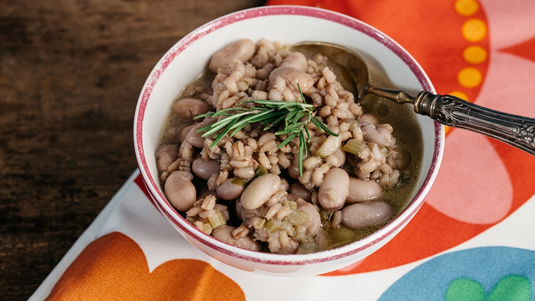 Zuppa di orzo con fagioli borlotti