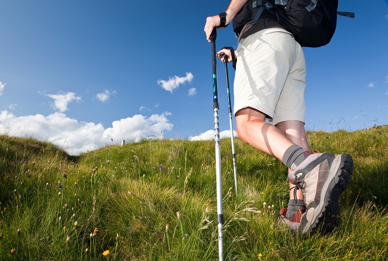 Escursionista durante un trekking in montagna