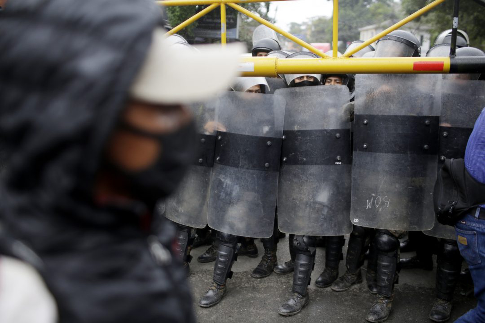 Una carovana di migliaia di migranti è stata bloccata con la forza in Guatemala