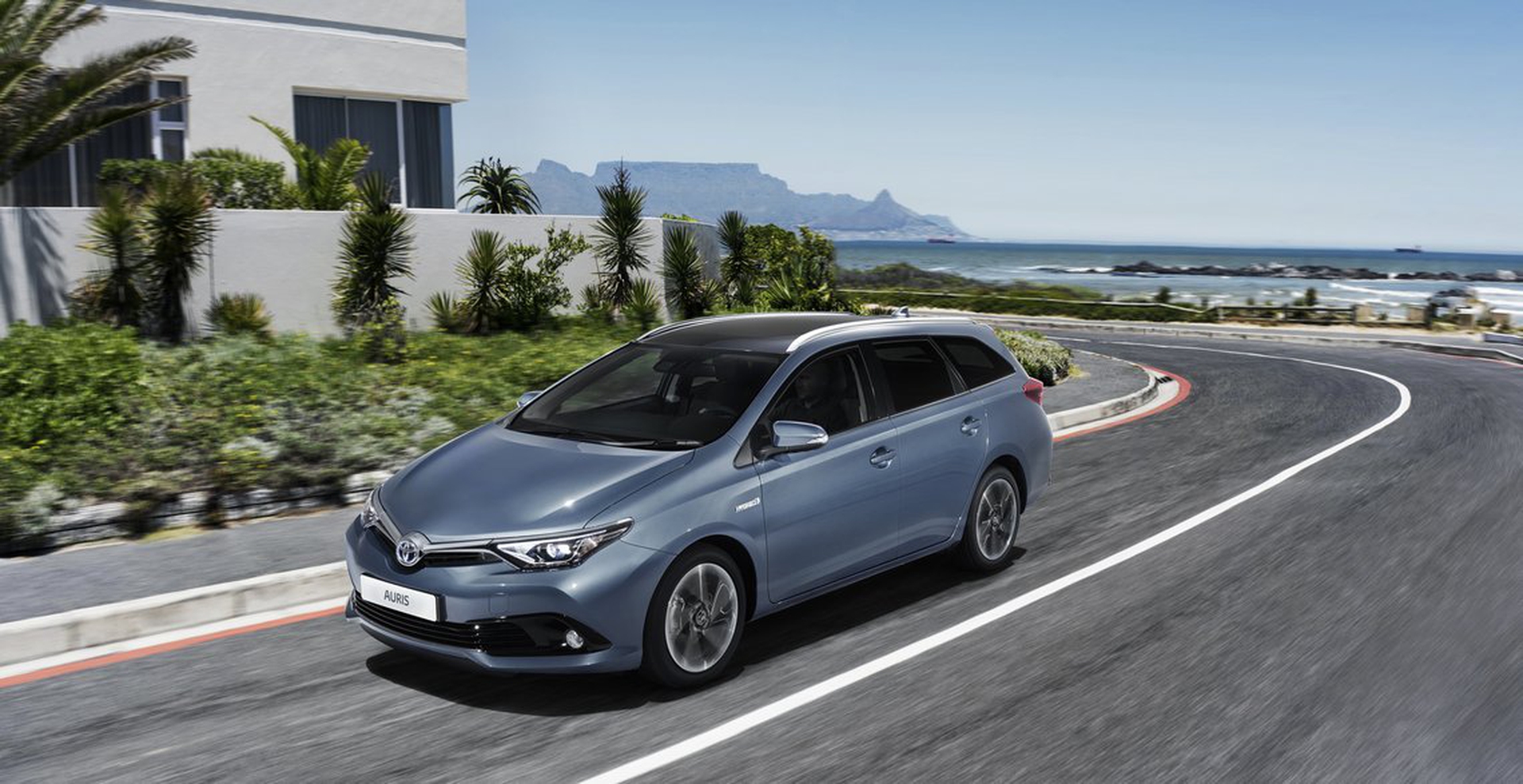 Toyota Auris Hybrid-001