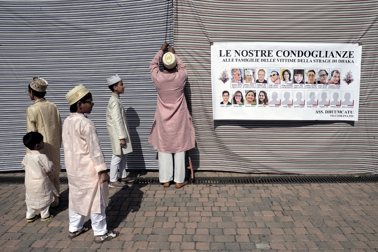 6 Luglio, Roma. Migranti musulmani nel quartiere romano di Torpignattara ricordano le vittime italiane nell'attentato al caffè di Dacca.