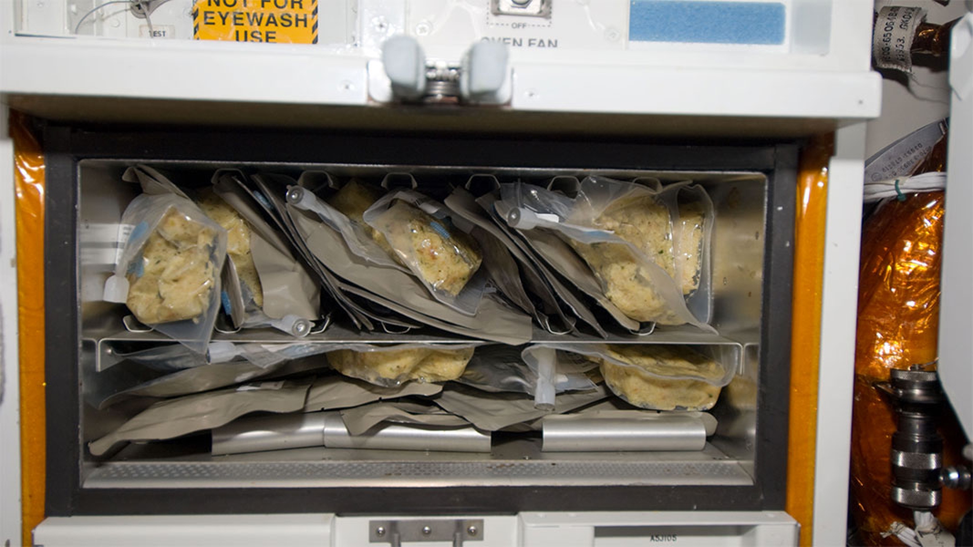 Cibo nello spazio. Dai cubetti dell'Apollo 13 ai legumi Slow Food di Samantha Cristoforetti