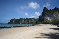 Thailand, hotel displaces village separating it from the sea with a wall