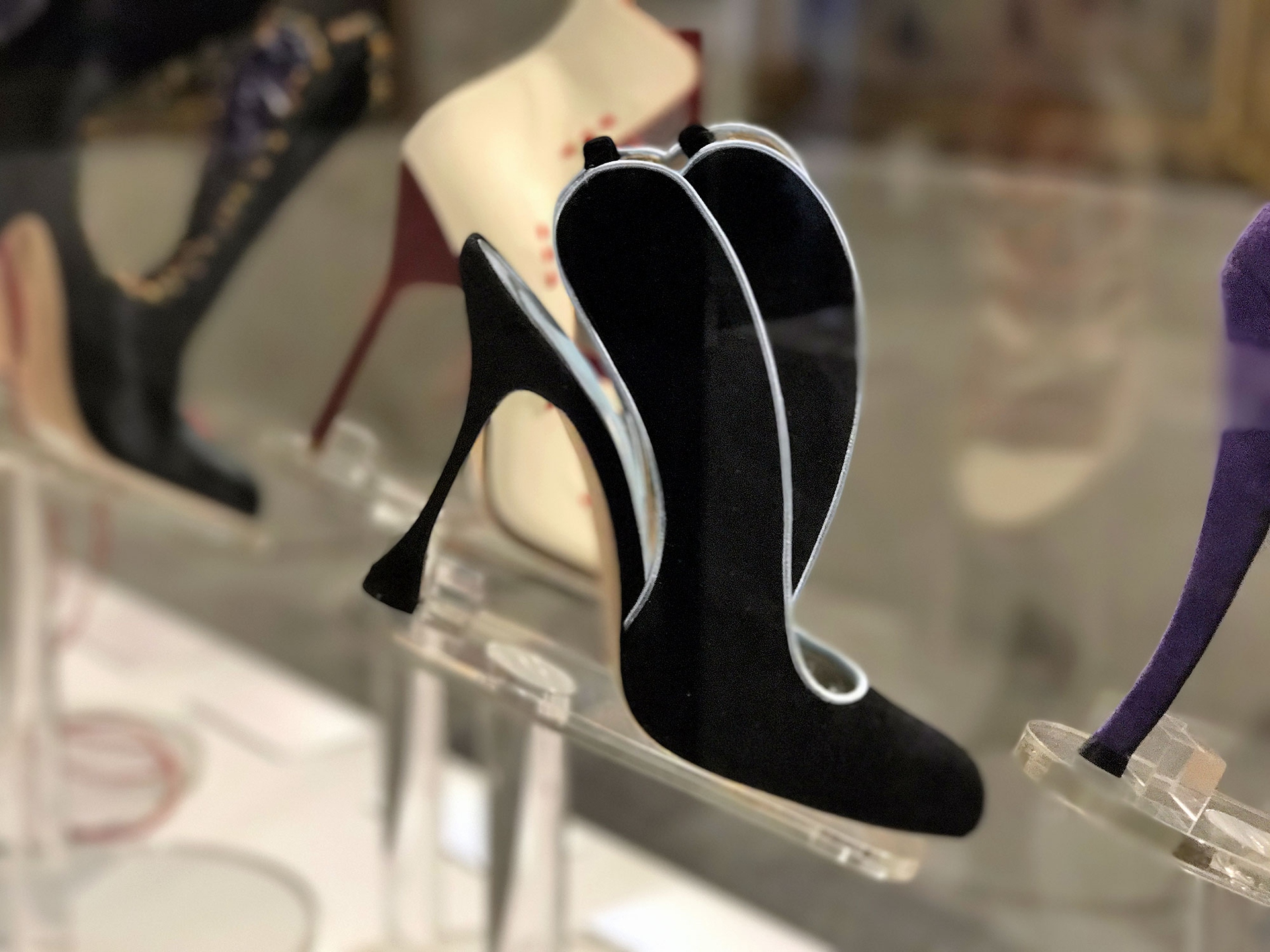 manolo-blahnik-18-nero-petali