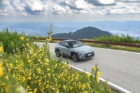 A bordo della nuova Kona ibrida: l’impegno di Hyundai sull’elettrificazione prosegue. In autunno la versione elettrica