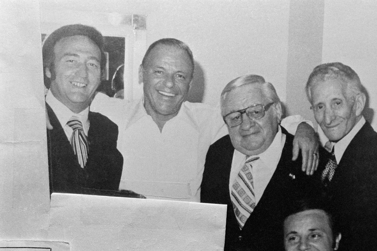 Frank Sinatra con i boss della mafia nel 1976