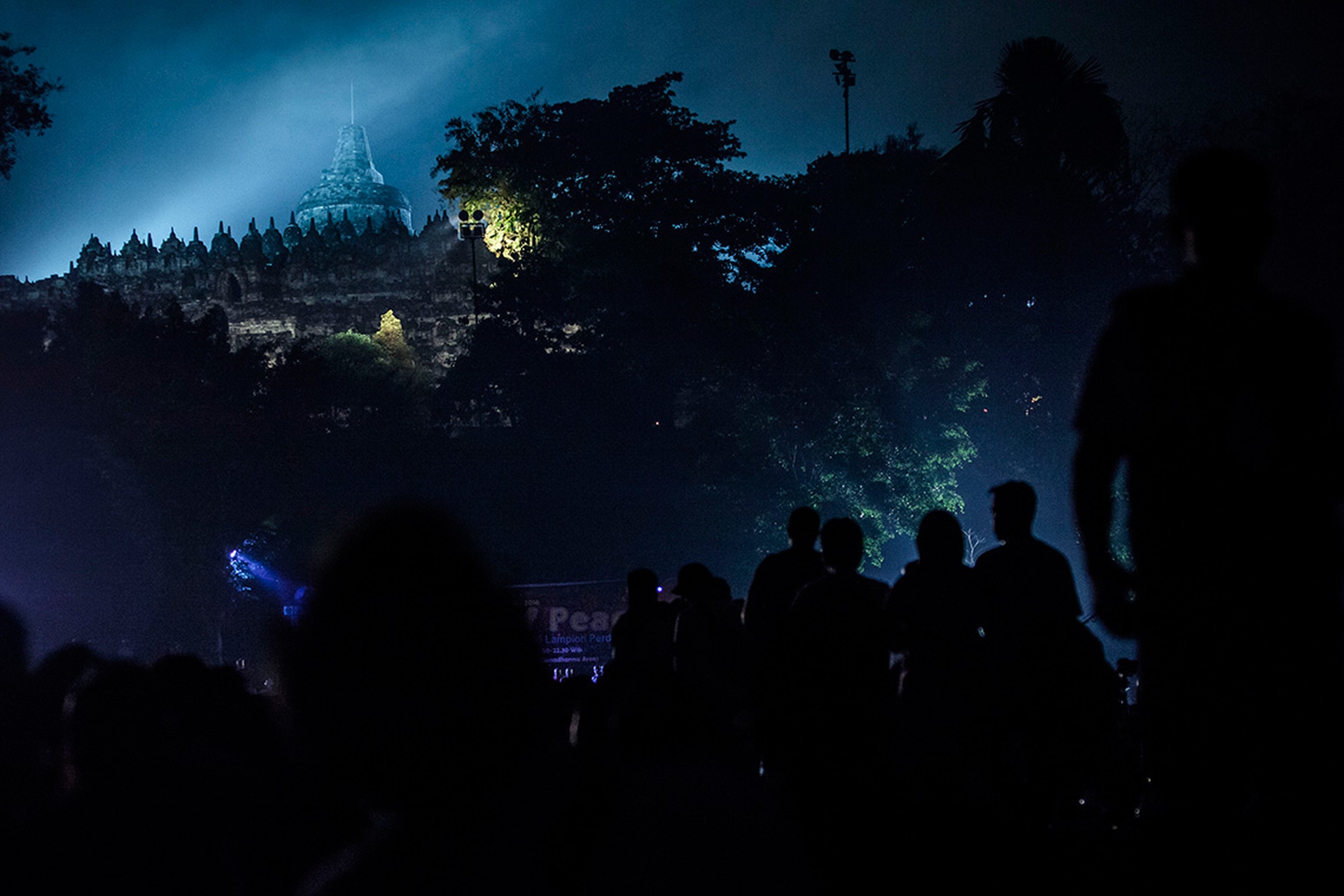 Monaci al tempio Borobudur in Indonesia