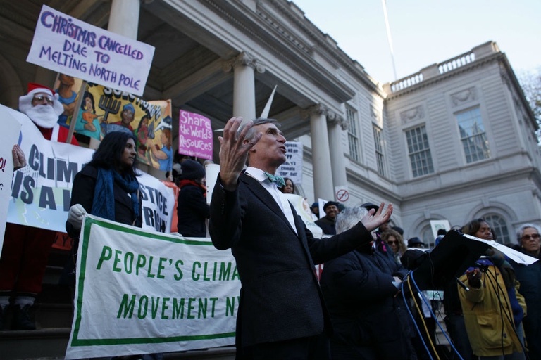 Bill Nye, uno dei sostenitori della Science March, durante una dimostrazione a New York. Foto via Kena Betancur/Getty Images