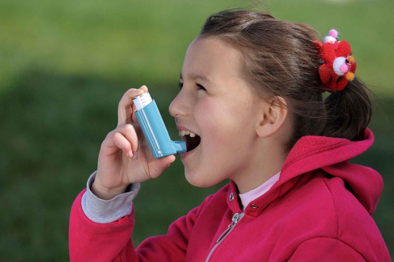 bambina con asma
