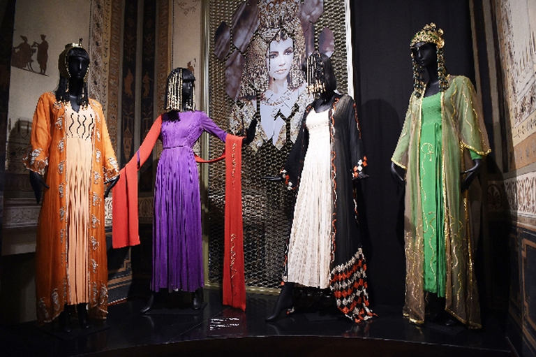 I costumi di scena indossati da Liz Taylor in "Cleopatra"