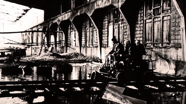 All'inizio del viaggio verso la "zona", su rotaie scalcinate.