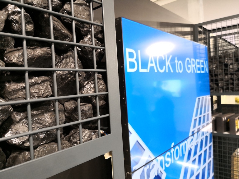 Lo stand della Polonia alla Cop 24 di Katowice, nel 2018, era colmo di carbone. Messo in mostra dal governo di Varsavia come fosse una soluzione per combattere i cambiamenti climatici © Italian Climate Network