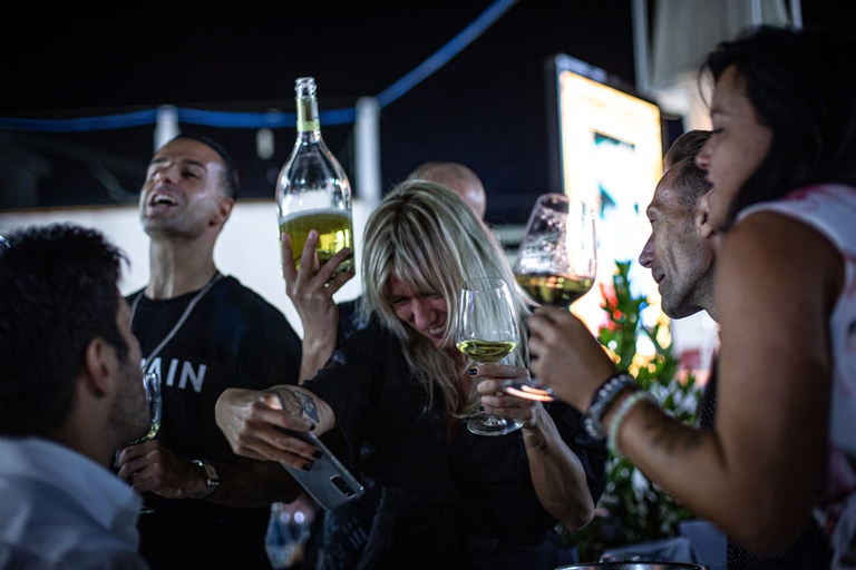 persone frequentano discoteche