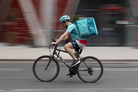 Rider, Glovo multata in Spagna. L’Europa prepara nuove regole