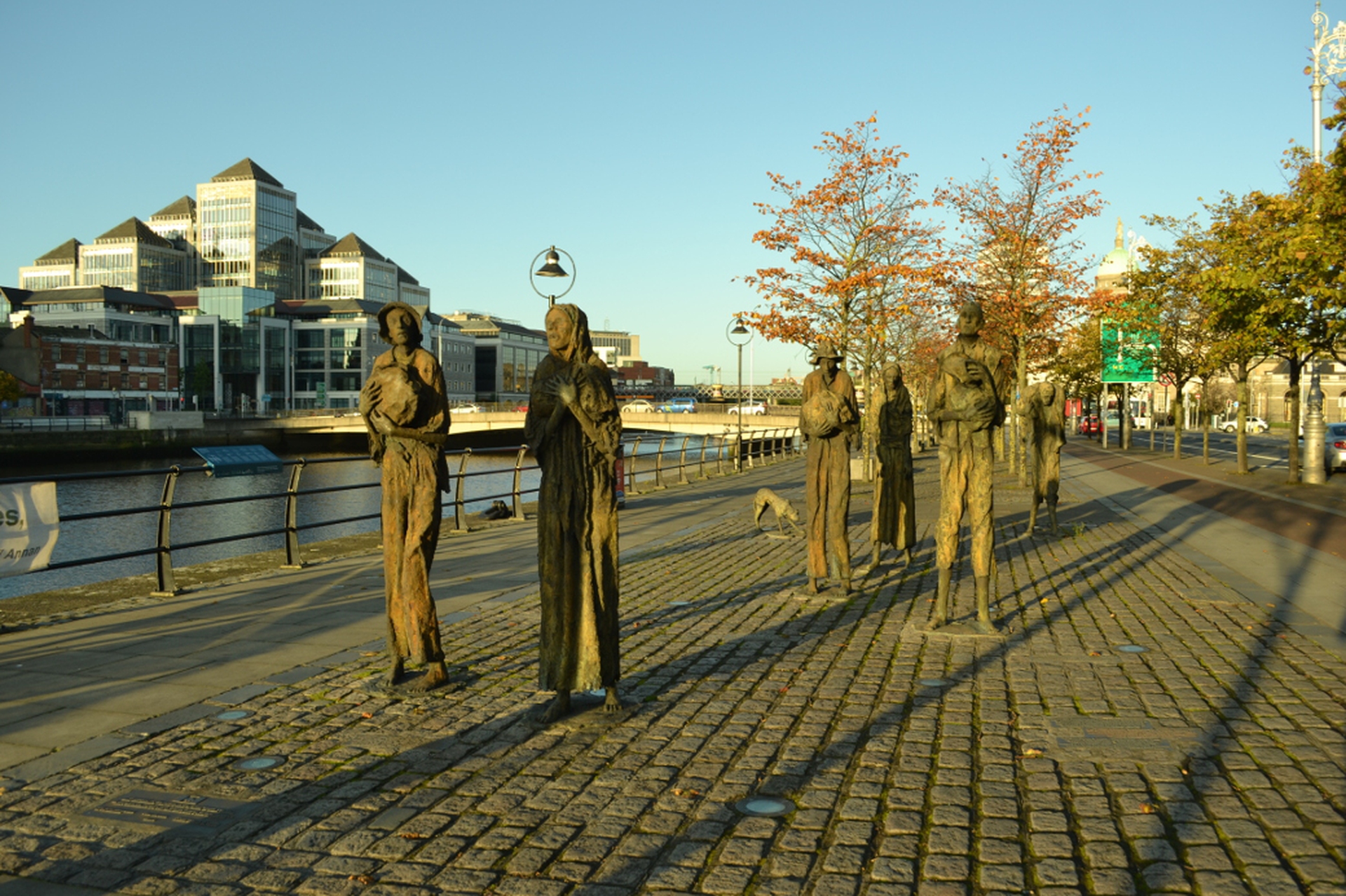 Il Famine memorial si trova nei Docks di Dublino