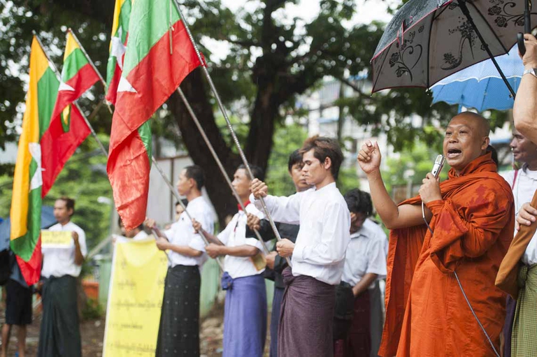 YANGON, MYANMAR - 22 maggio 2016: fondamentalisti buddisti e nazionalisti chiedono al governo di bandire il nome 'rohingya' nella capitale economica Yangon. (Photo by Aung Naing Soe/Anadolu Agency/Getty Images)