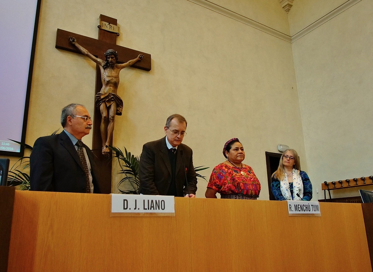 Rigoberta Menchù Tum, insieme al professor Dante Liano e al preside della Facoltà di Lingue e Letterature Straniere Giovanni Gobber e al direttore del Dipartimento di Scienze linguistiche e letterature straniere Marisa Verna