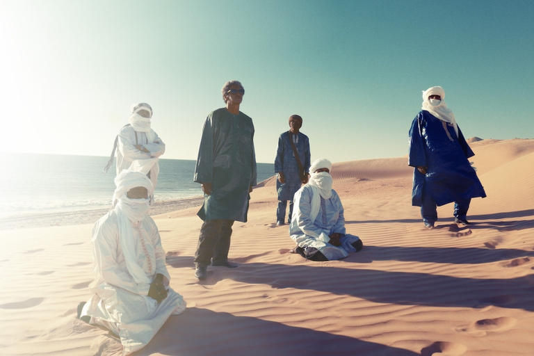 I Tinariwen nel deserto.