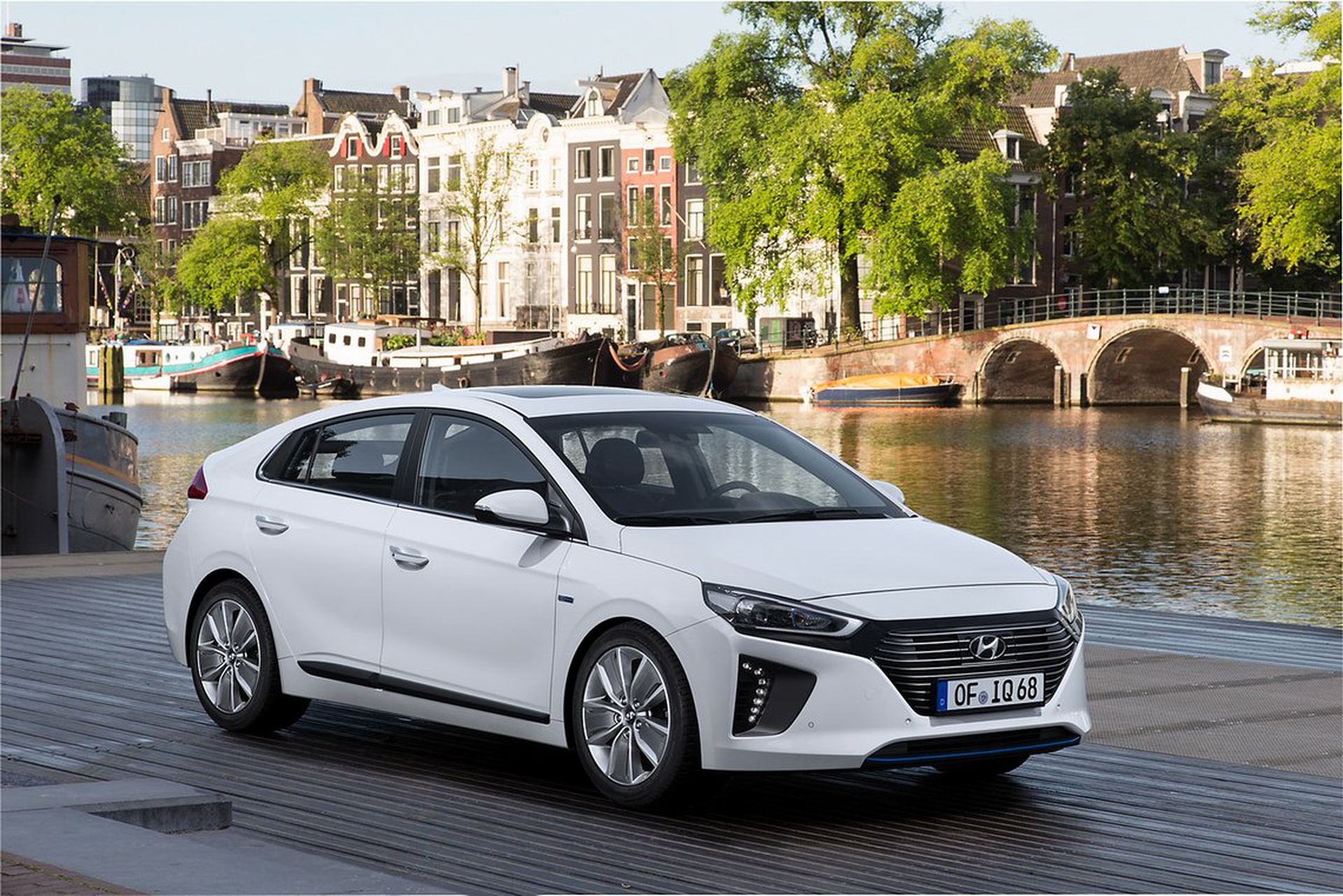La Hyundai Ioniq in tre versioni: ibrida, ibrida plug-in ed elettrica