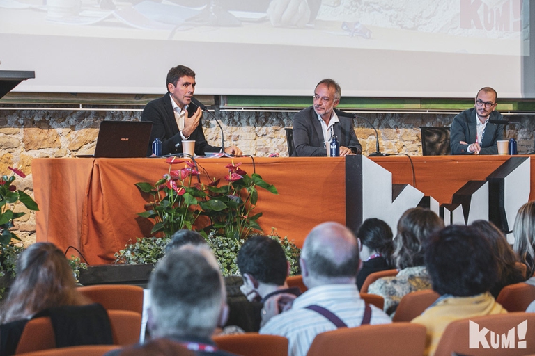 Daniel Lumera, Stefano Mancuso e Tommaso Perrone discutono su rete uomo piante animali durante kum festival