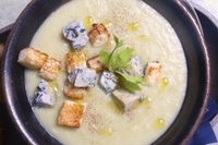 Vellutata di sedano e gorgonzola, ricetta facile, veloce e stuzzicante