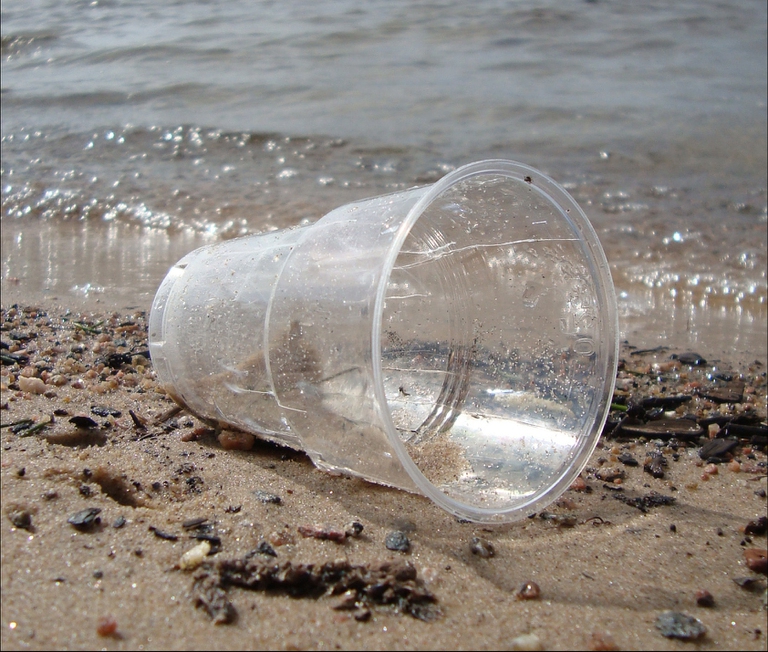 bicchiere plastica spiaggia lampedusa