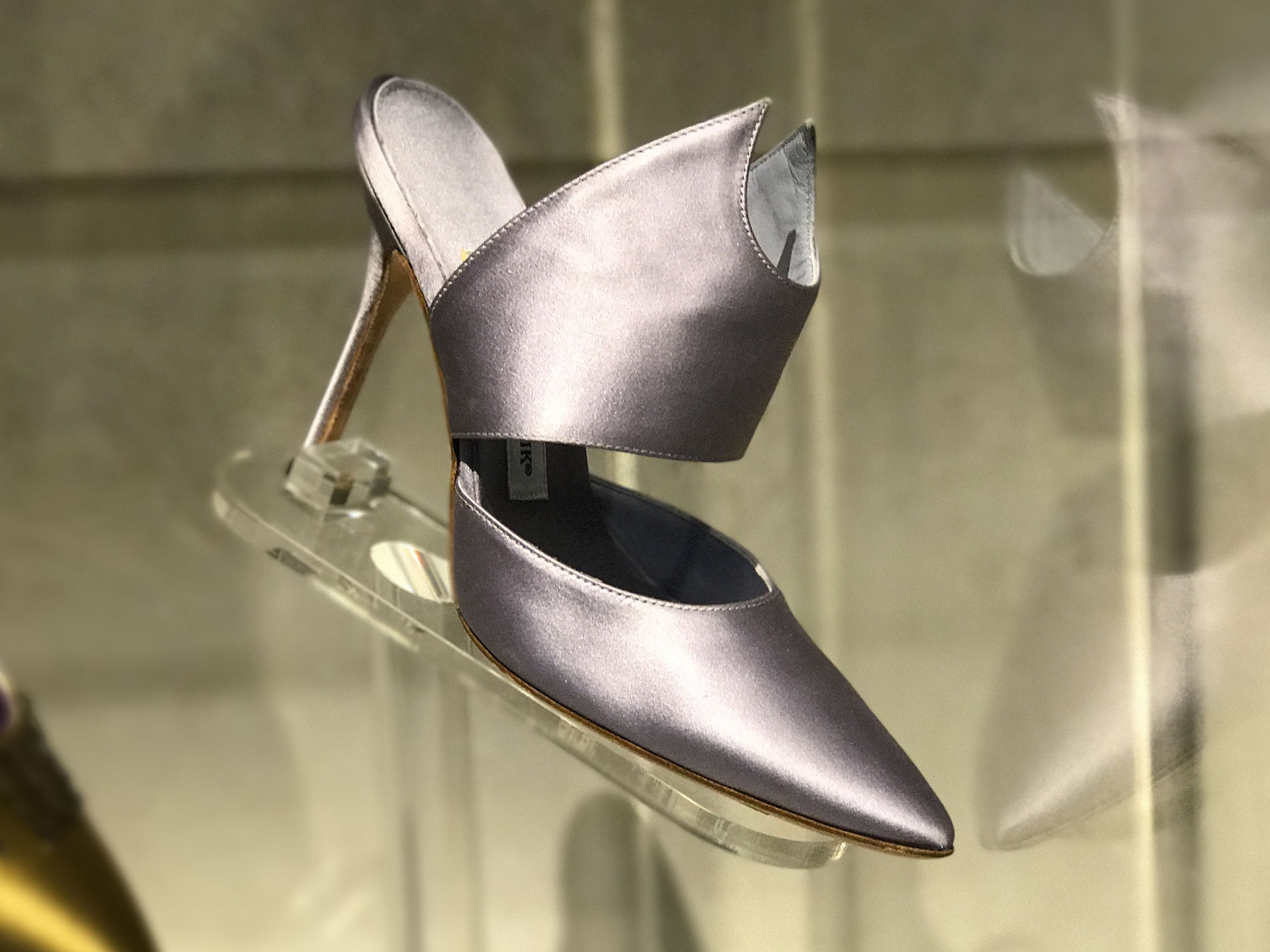 manolo-blahnik-2330-raso