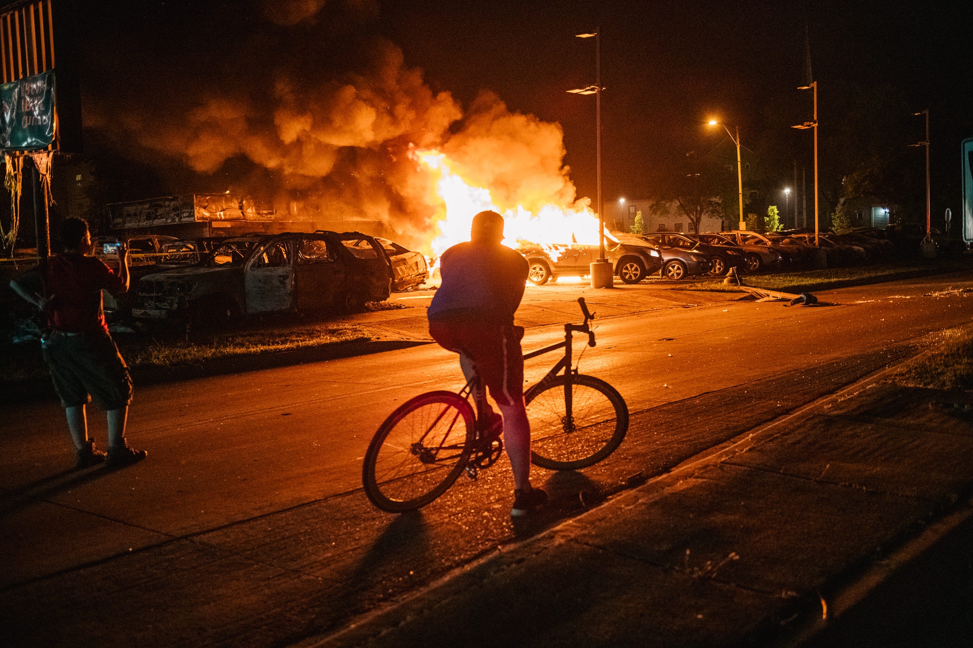 Un ragazzo in bicicletta durante le proteste per Jacob Blake