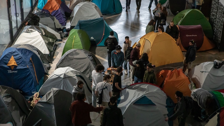tende occupazione Bicocca