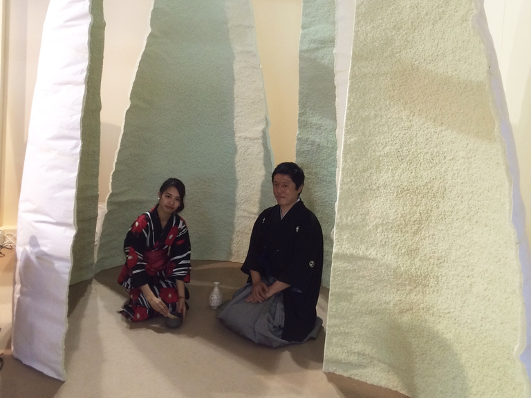 Il progetto "Austere Tearoom" del Nagoya Institute of Technology,  una struttura realizzata in carta di giornale non stampata e schiuma poliuretanica, costruita in 10 minuti e dal peso di 10kg, ad alto isolamento acustico e termico ©Benedetta Bacialli