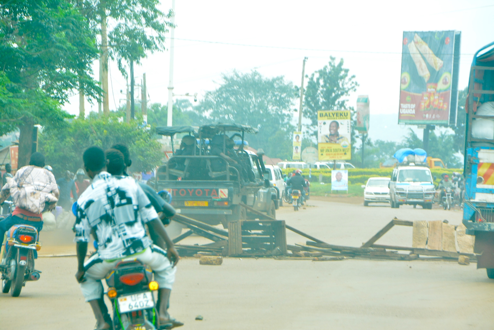 La polizia usa gas lacrimogeni