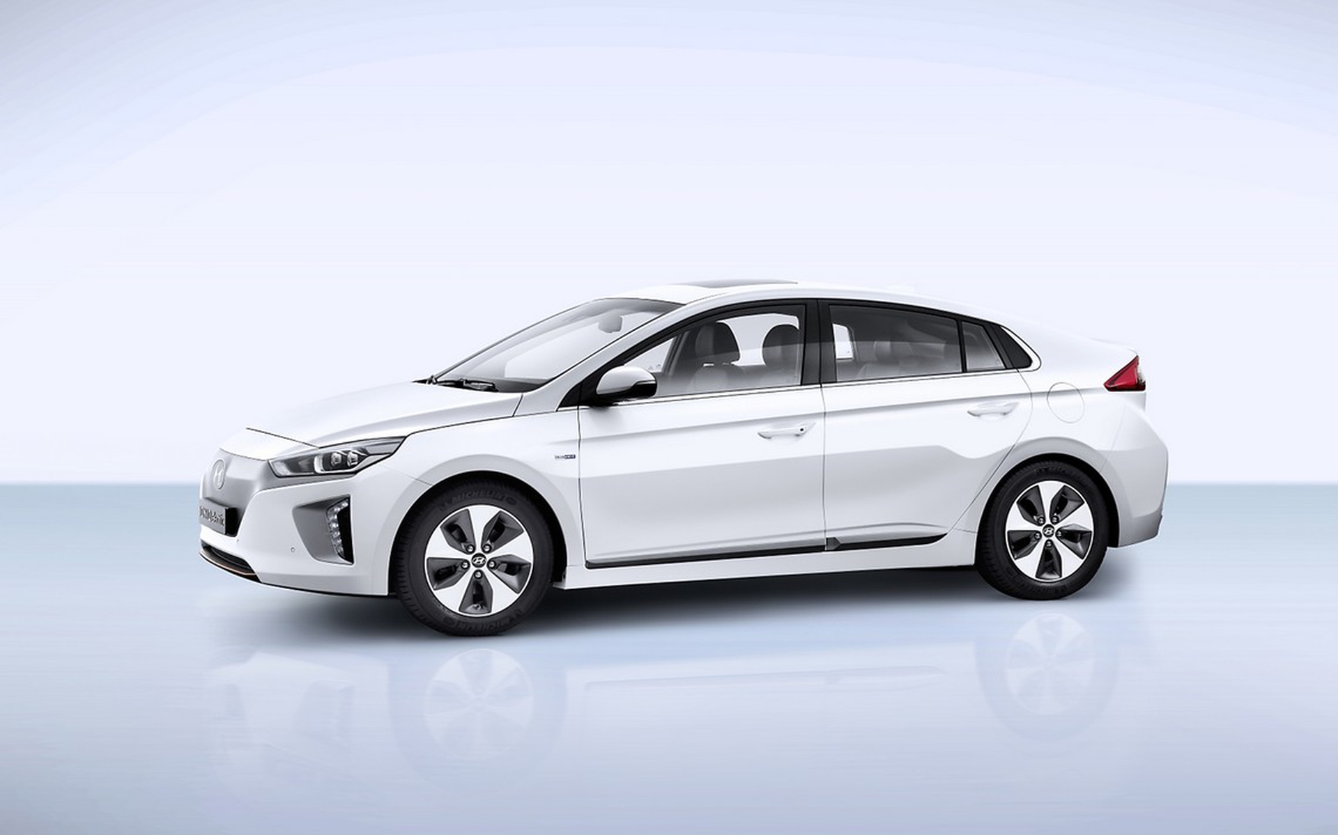 Tutto sull’auto elettrica. Cos’è, come si guida, i vantaggi e dove si ricarica