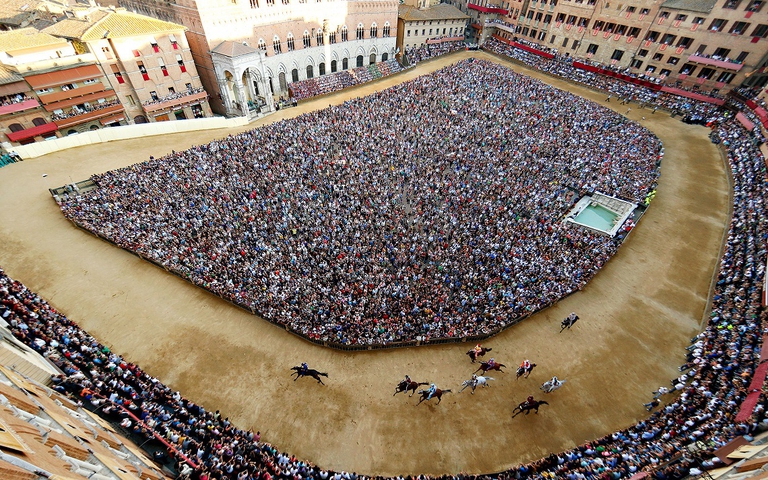 Piazza dove si corre il palio